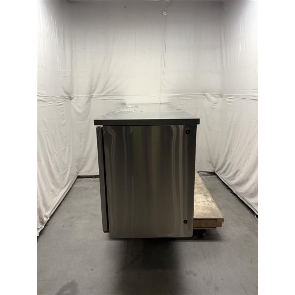 Scratch and Dent Avantco UDD-4-HC-S Stainless Steel Kegerator / Beer Dispenser with (2) 2 Tap Towers - (3) 1/2 Keg Capacity