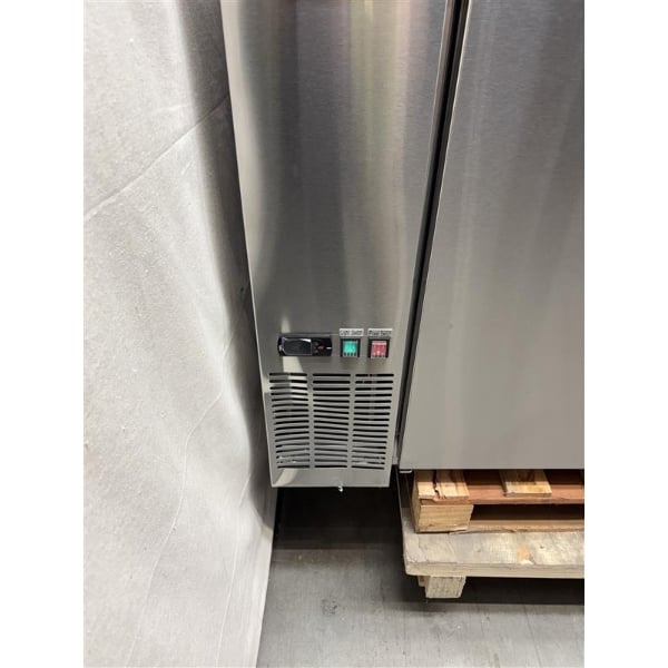 Scratch and Dent Avantco UDD-4-HC-S Stainless Steel Kegerator / Beer Dispenser with (2) 2 Tap Towers - (3) 1/2 Keg Capacity