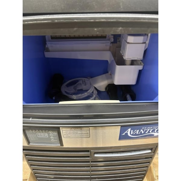 Scratch and Dent Avantco Ice UC-F-120-A 19" Air-Cooled Undercounter Full Cube Ice Machine with 40 lb. Storage Bin- 129 lb., 115V