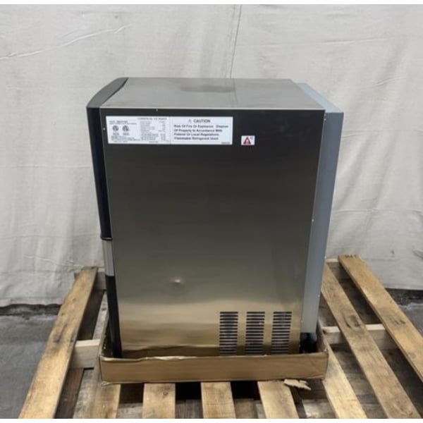 Scratch and Dent Avantco Ice UC-F-120-A 19" Air-Cooled Undercounter Full Cube Ice Machine with 40 lb. Storage Bin- 129 lb., 115V