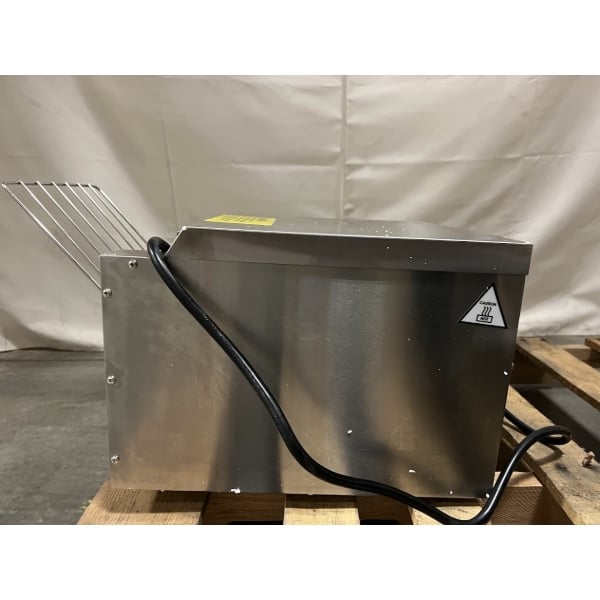 Scratch and Dent Avantco T3300B Commercial 10" Wide Conveyor Toaster with 3" Opening - 208V, 3300W, 800 Slices per Hour
