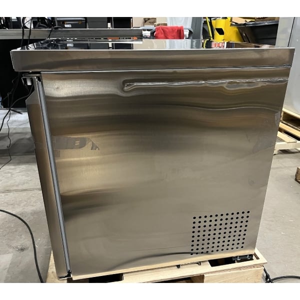 Scratch and Dent Avantco SS-UC-27R-HC 27" Undercounter Refrigerator