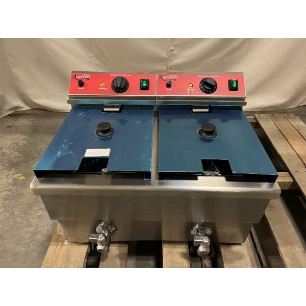 Scratch and Dent Avantco F202 30 lb. Dual Tank Medium-Duty Electric Countertop Fryer - 208-240V, 5400/7200W