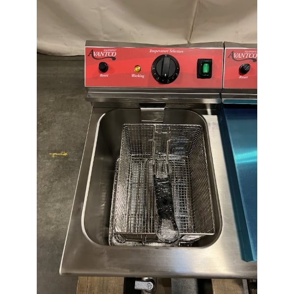 Scratch and Dent Avantco F202 30 lb. Dual Tank Medium-Duty Electric Countertop Fryer - 208-240V, 5400/7200W