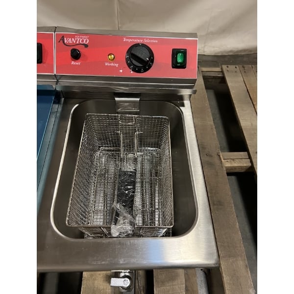 Scratch and Dent Avantco F202 30 lb. Dual Tank Medium-Duty Electric Countertop Fryer - 208-240V, 5400/7200W