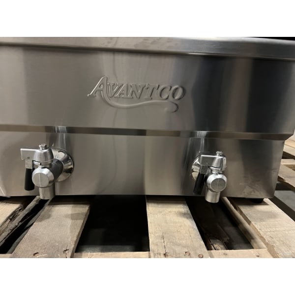 Scratch and Dent Avantco F202 30 lb. Dual Tank Medium-Duty Electric Countertop Fryer - 208-240V, 5400/7200W