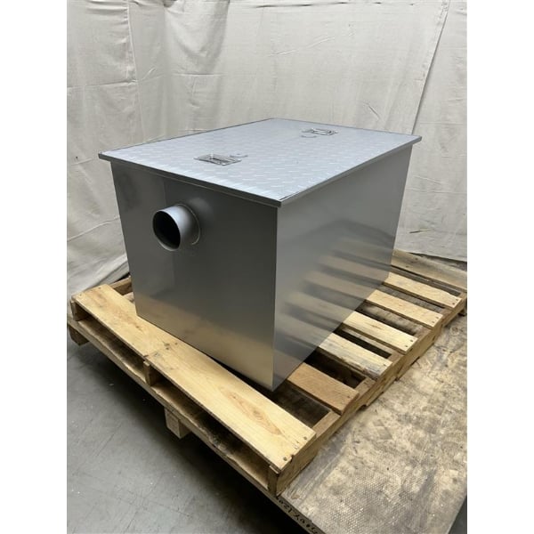 Scratch and Dent Regency 100 lb. 50 GPM Grease Trap with 4" Non-Threaded Connections - PDI Certified