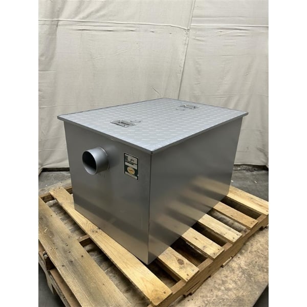 Scratch and Dent Regency 100 lb. 50 GPM Grease Trap with 4" Non-Threaded Connections - PDI Certified