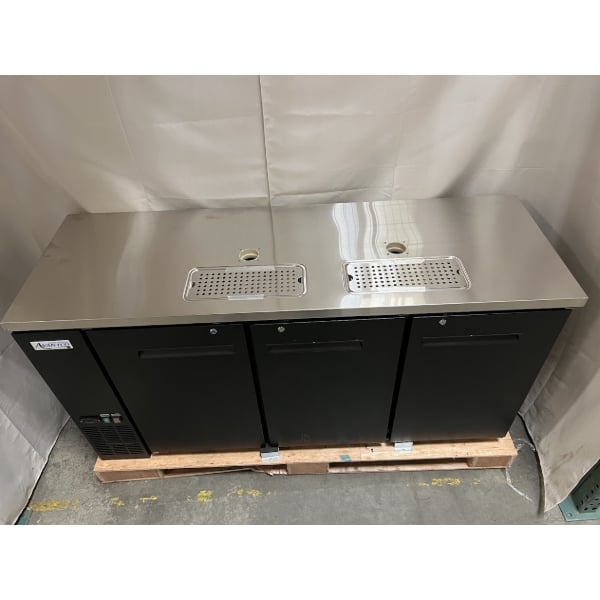 Scratch and Dent Avantco UDD-72-HC (2) Double Tap Kegerator Beer Dispenser - Black, (3) 1/2 Keg Capacity