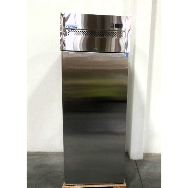 Scratch and Dent Avantco Z1-R-HC 29" Solid Door Stainless Steel Reach-In Refrigerator
