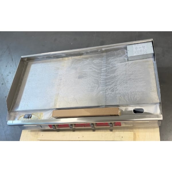 Scratch and Dent Avantco EG48N 48" Electric Countertop Griddle - 208/240V, 10 kW-14 kW