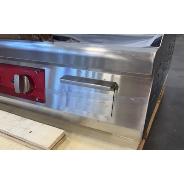 Scratch and Dent Avantco EG48N 48" Electric Countertop Griddle - 208/240V, 10 kW-14 kW