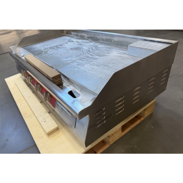 Scratch and Dent Avantco EG48N 48" Electric Countertop Griddle - 208/240V, 10 kW-14 kW
