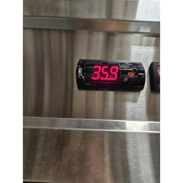 Scratch and Dent Avantco SS-1R-HC 29" Stainless Steel Solid Door Reach-In Refrigerator