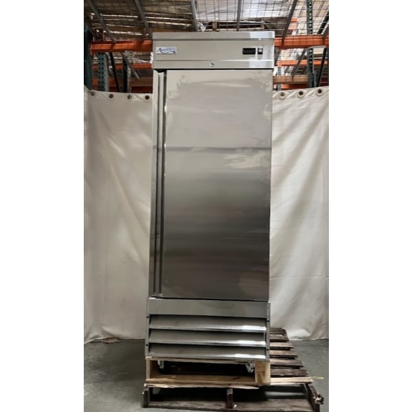 Scratch and Dent Avantco SS-1R-HC 29" Stainless Steel Solid Door Reach-In Refrigerator
