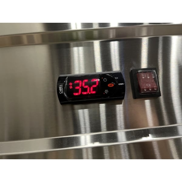 Scratch and Dent Avantco SS-1R-HC 29" Stainless Steel Solid Door Reach-In Refrigerator