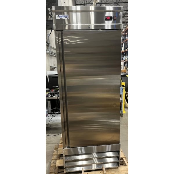 Scratch and Dent Avantco SS-1R-HC 29" Stainless Steel Solid Door Reach-In Refrigerator