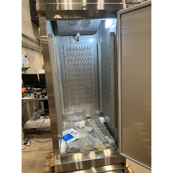 Scratch and Dent Avantco SS-1R-HC 29" Stainless Steel Solid Door Reach-In Refrigerator