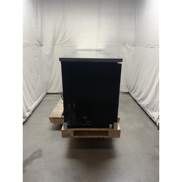 Scratch and Dent Avantco UDD-4-HC (2) Four Tap Kegerator Beer Dispenser - Black, (3) 1/2 Keg Capacity