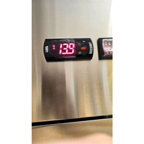 Scratch and Dent Avantco A-23F-HC 29" Solid Door Reach-In Freezer