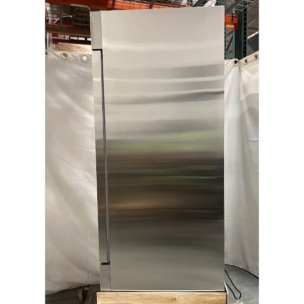 Scratch and Dent Avantco A-23F-HC 29" Solid Door Reach-In Freezer