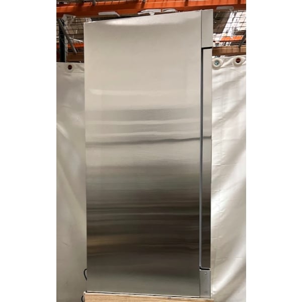 Scratch and Dent Avantco A-23F-HC 29" Solid Door Reach-In Freezer
