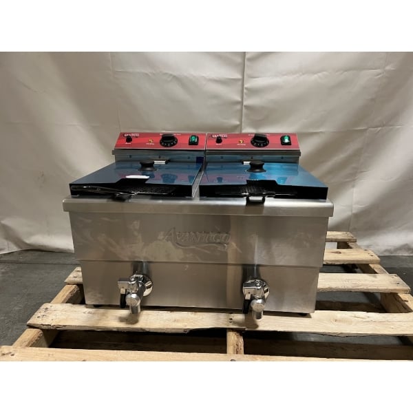 Scratch and Dent Avantco F202 30 lb. Dual Tank Medium-Duty Electric Countertop Fryer - 208-240V, 5400/7200W