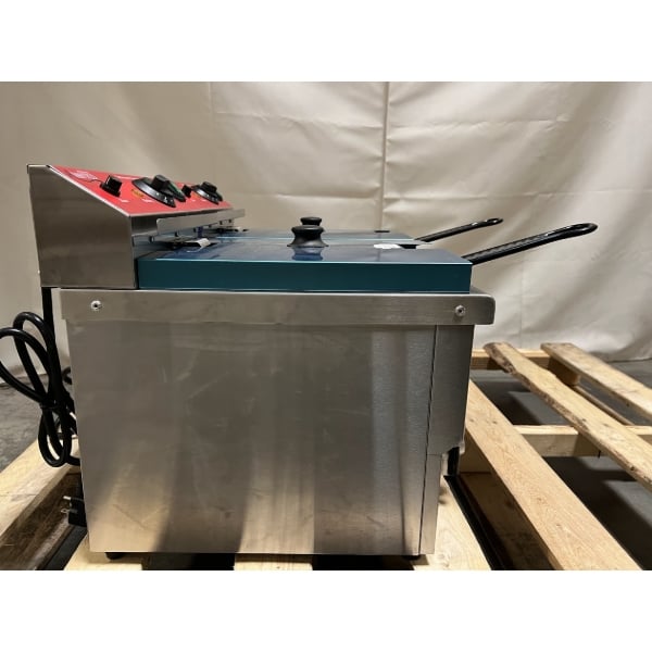 Scratch and Dent Avantco F202 30 lb. Dual Tank Medium-Duty Electric Countertop Fryer - 208-240V, 5400/7200W