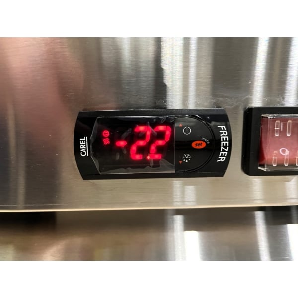 Scratch and Dent Avantco A-12F-HC 25" Solid Door Reach-In Freezer