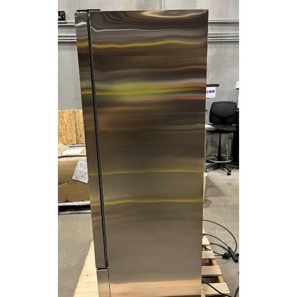 Scratch and Dent Avantco A-12F-HC 25" Solid Door Reach-In Freezer
