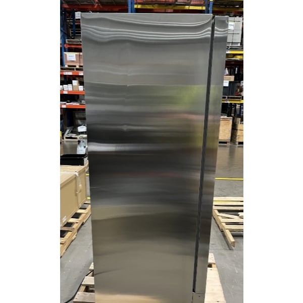 Scratch and Dent Avantco A-12F-HC 25" Solid Door Reach-In Freezer