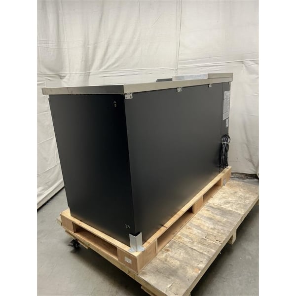Scratch and Dent Avantco UDD-2-CT-4 Black Kegerator / Beer Dispenser with Quadruple Tap Tower and Club Top - (2) 1/2 Keg Capacity