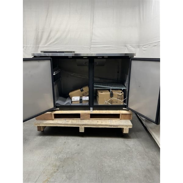 Scratch and Dent Avantco UDD-2-CT-4 Black Kegerator / Beer Dispenser with Quadruple Tap Tower and Club Top - (2) 1/2 Keg Capacity