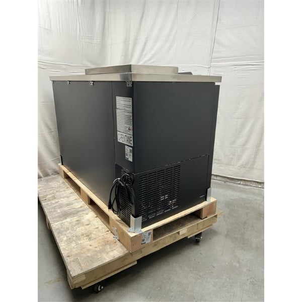 Scratch and Dent Avantco UDD-2-CT-4 Black Kegerator / Beer Dispenser with Quadruple Tap Tower and Club Top - (2) 1/2 Keg Capacity