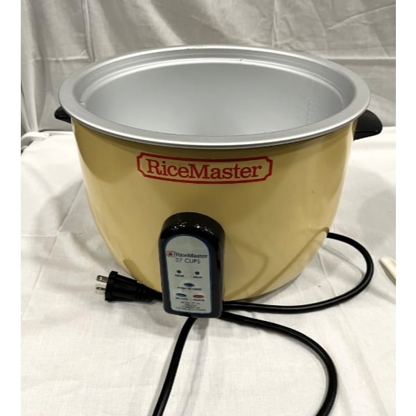Scratch and Dent Town 57138 74 Cup (37 Cup Raw) Electric Rice Cooker / Warmer - 230V, 1950W