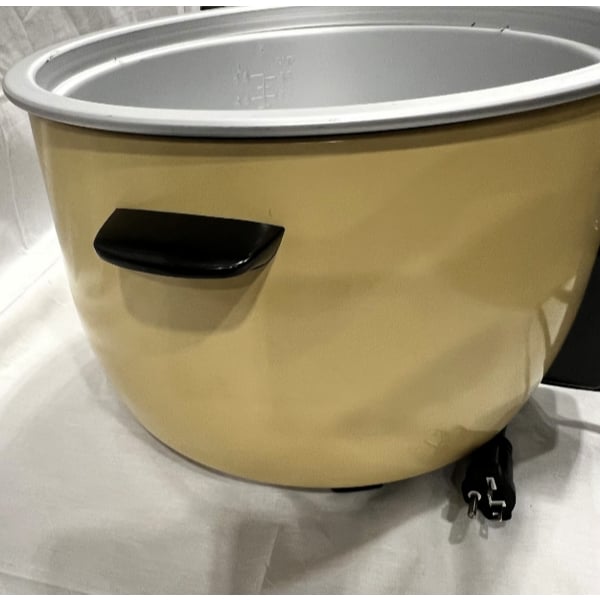 Scratch and Dent Town 57138 74 Cup (37 Cup Raw) Electric Rice Cooker / Warmer - 230V, 1950W