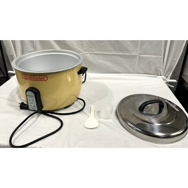 Scratch and Dent Town 57138 74 Cup (37 Cup Raw) Electric Rice Cooker / Warmer - 230V, 1950W