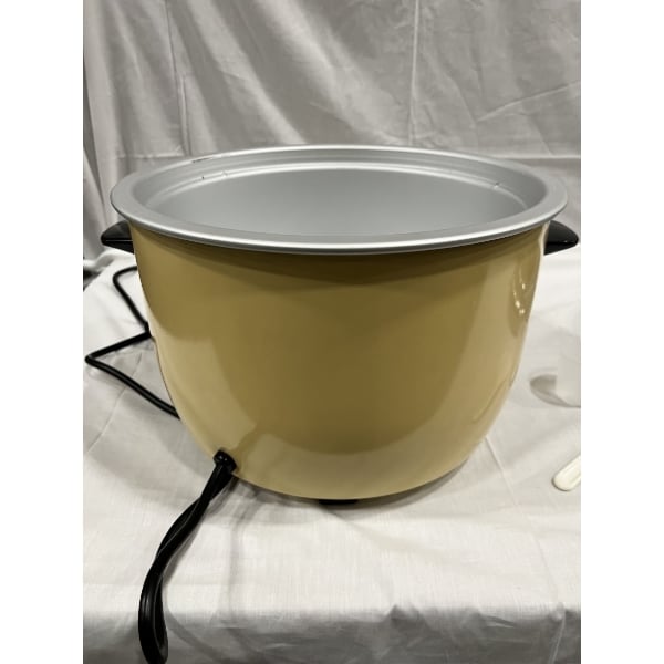 Scratch and Dent Town 57138 74 Cup (37 Cup Raw) Electric Rice Cooker / Warmer - 230V, 1950W
