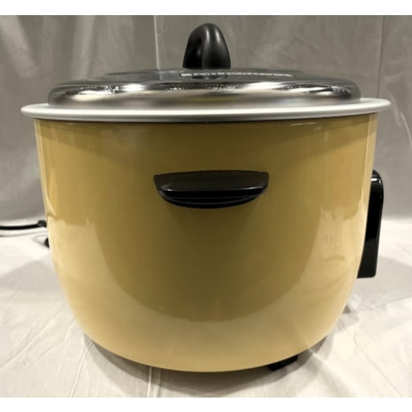 Scratch and Dent Town 57138 74 Cup (37 Cup Raw) Electric Rice Cooker / Warmer - 230V, 1950W