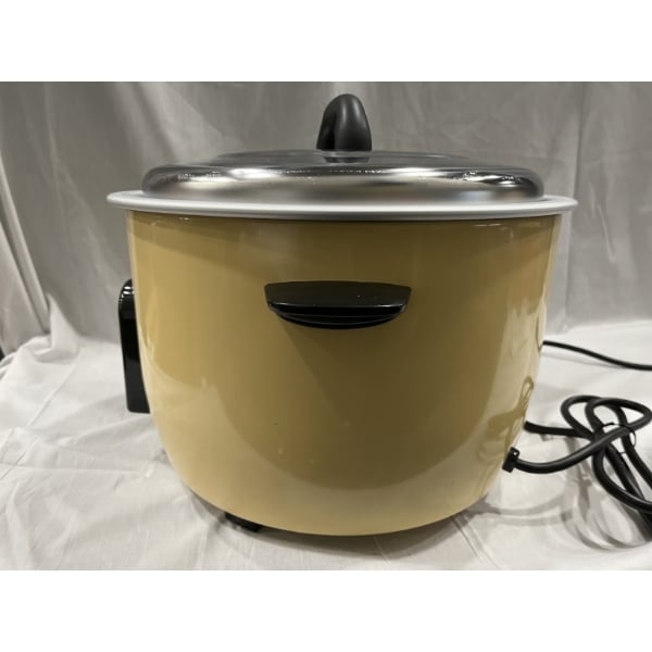 Scratch and Dent Town 57138 74 Cup (37 Cup Raw) Electric Rice Cooker / Warmer - 230V, 1950W