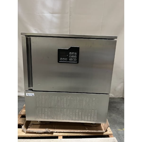 Scratch and Dent Avantco SF-5 30" Countertop Blast Chiller / Freezer 31 lb. / 26 lb.