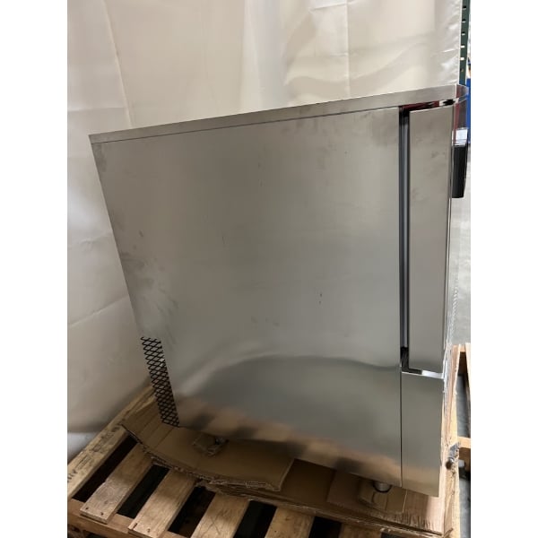 Scratch and Dent Avantco SF-5 30" Countertop Blast Chiller / Freezer 31 lb. / 26 lb.
