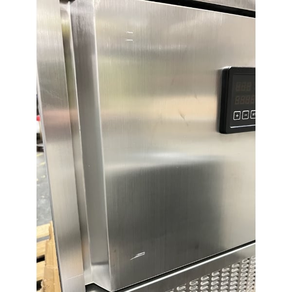 Scratch and Dent Avantco SF-5 30" Countertop Blast Chiller / Freezer 31 lb. / 26 lb.