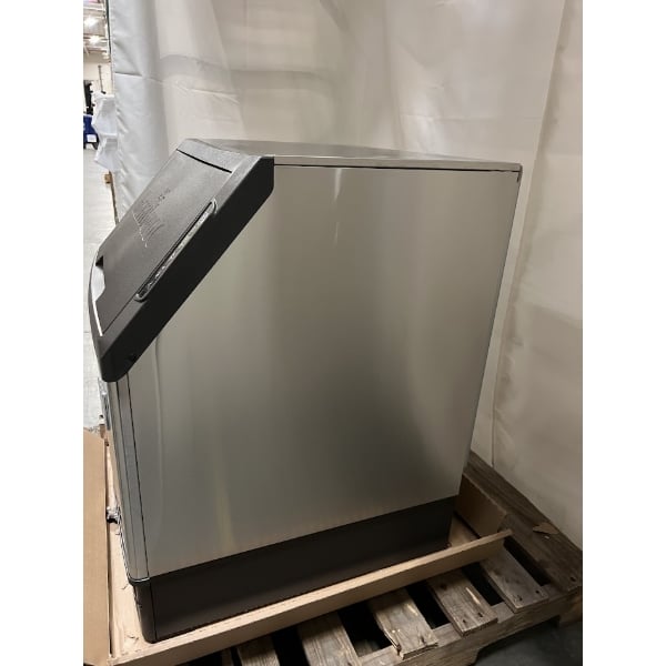 Scratch and Dent Manitowoc UYP0140A-161B NEO 26" Air-Cooled Undercounter Half Dice Cube Ice Machine with 90 lb. Storage Bin - 150 lb., 115V