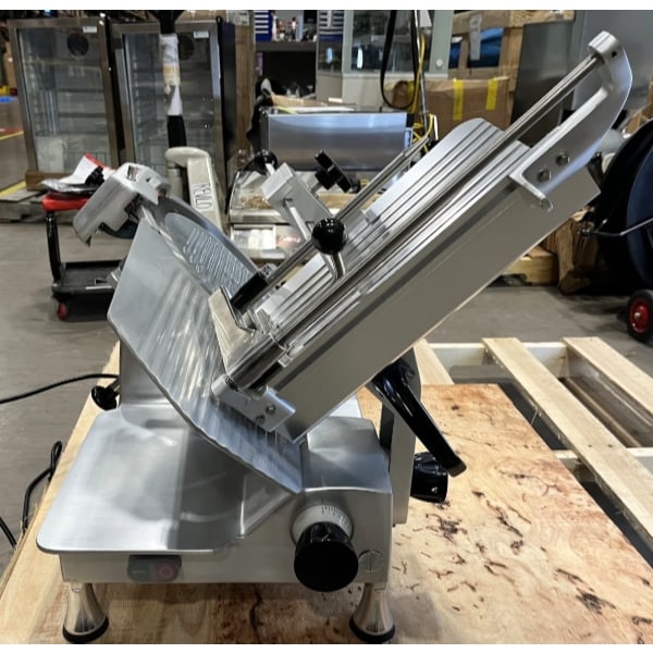 Scratch and Dent Avantco SL713MAN 13" Medium-Duty Manual Gravity Feed Meat Slicer - 3/4 hp