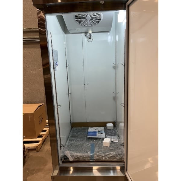 Scratch and Dent Avantco A-23R-HC 29" Solid Door Reach-In Refrigerator