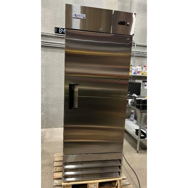 Scratch and Dent Avantco A-23R-HC 29" Solid Door Reach-In Refrigerator