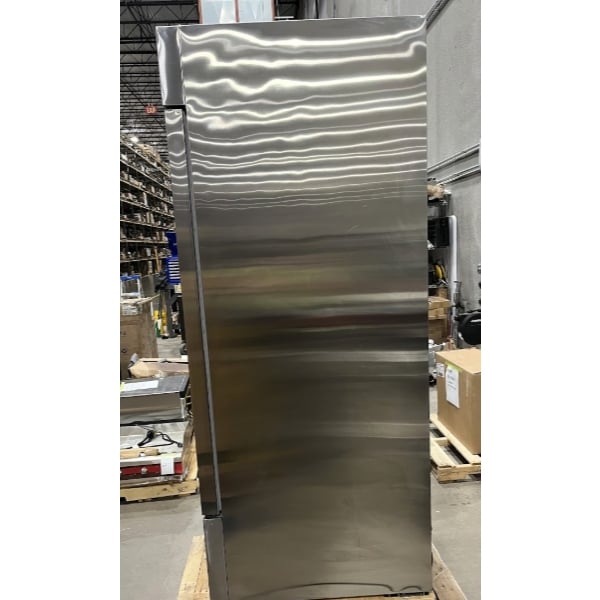 Scratch and Dent Avantco A-23R-HC 29" Solid Door Reach-In Refrigerator