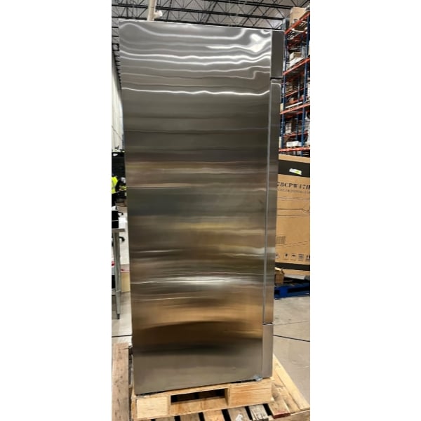 Scratch and Dent Avantco A-23R-HC 29" Solid Door Reach-In Refrigerator
