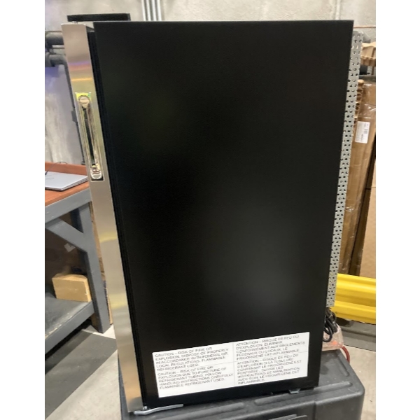 Scratch and Dent Excellence EMM-4HC Black Countertop Display Refrigerator with Swing Door